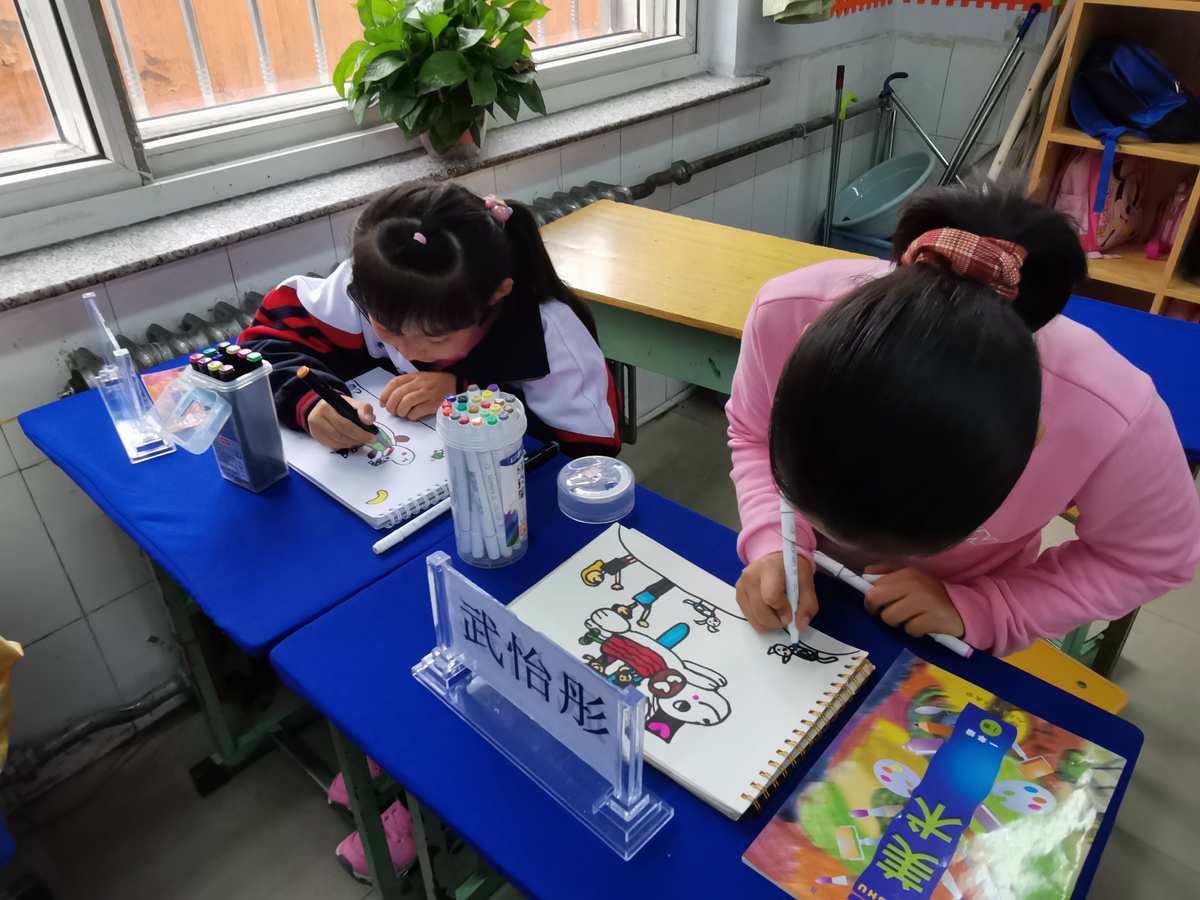 美术培训班学生画画素材